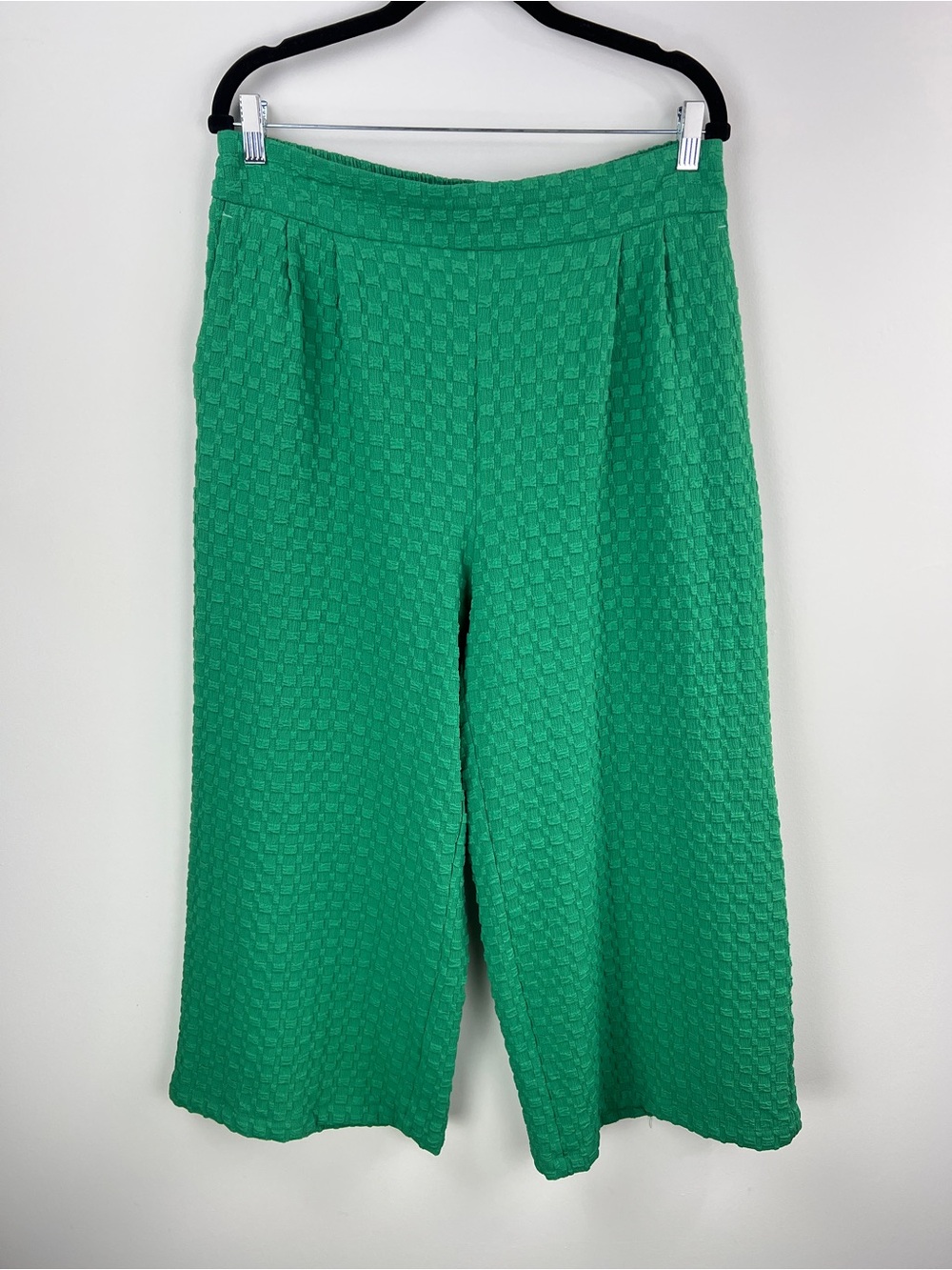 💚 3956. Green Wide-Leg Textured Crop Pants